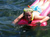 Linda badar och dyker med nyinkpt luftmadrass